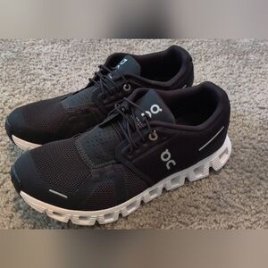 On Cloud 5 Women's Shoes - size 7 in Black/White